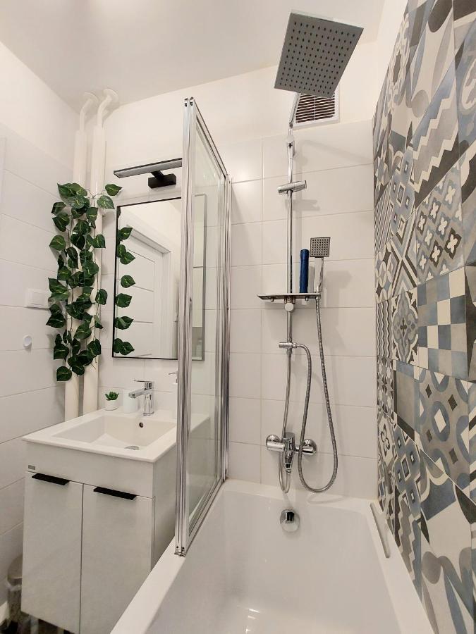 Aweshome City Apartment - 3 Bedrooms And Free Parking Debrecen Exteriör bild