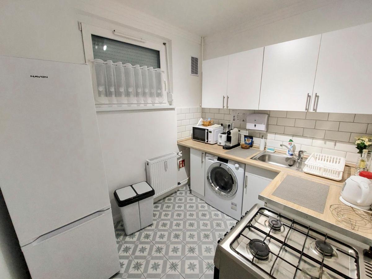 Aweshome City Apartment - 3 Bedrooms And Free Parking Debrecen Exteriör bild